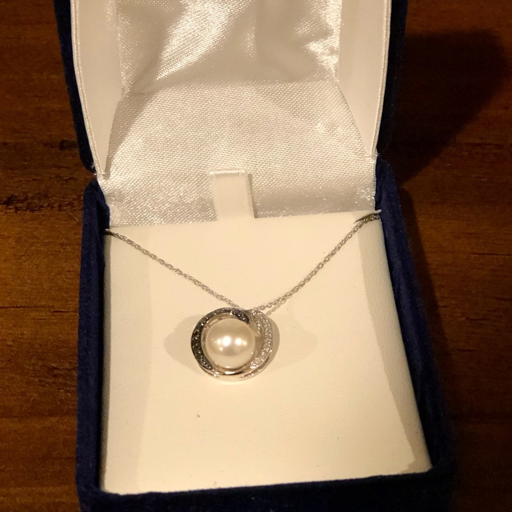 Pearl and diamond necklace